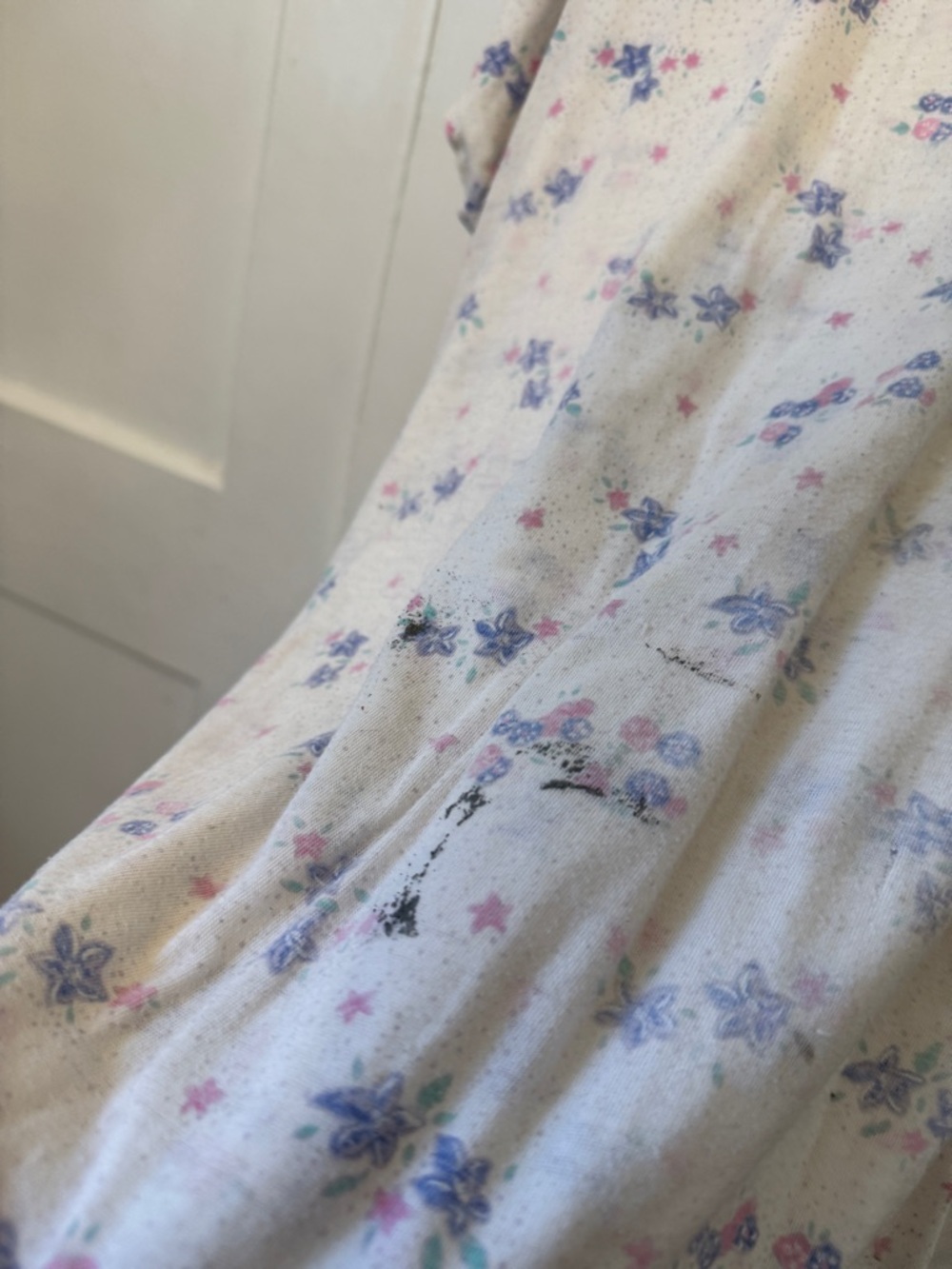 Light Floral Henley Tee in White with Pink & Blue Flowers vintage large - Picture 7 of 10